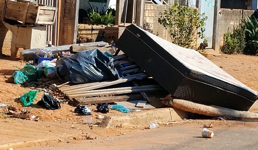 Matupá recolhe entulhos no Jardim das Flores em nova etapa do “Meu Bairro Sem Dengue”