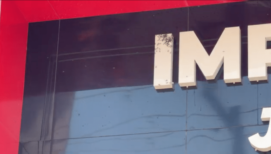 Bombeiros usam jato de água para afastar enxame de marimbondos em estabelecimento de Sorriso