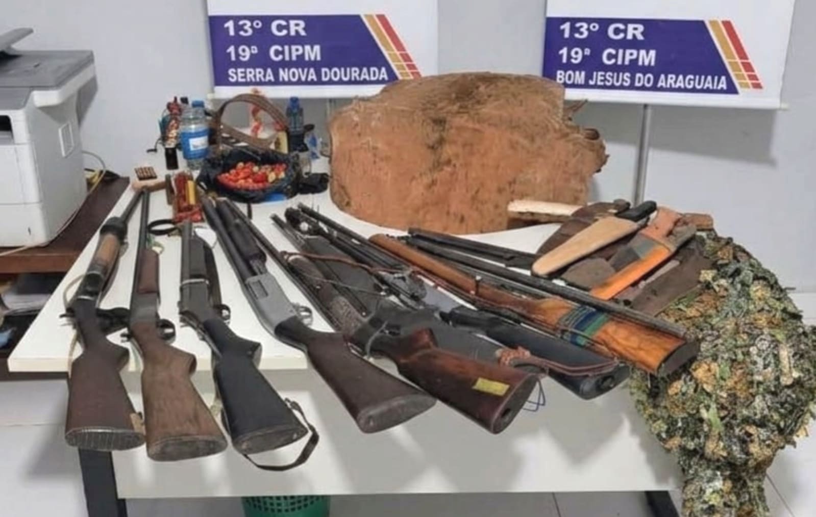 PM apreende oito armas e prende dois homens após denúncia de agressão em Serra Nova Dourada